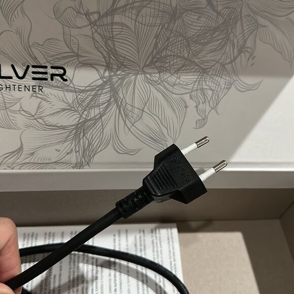 Hair Straightener Compatible to Europe’s Outlets - Picture 4 of 6